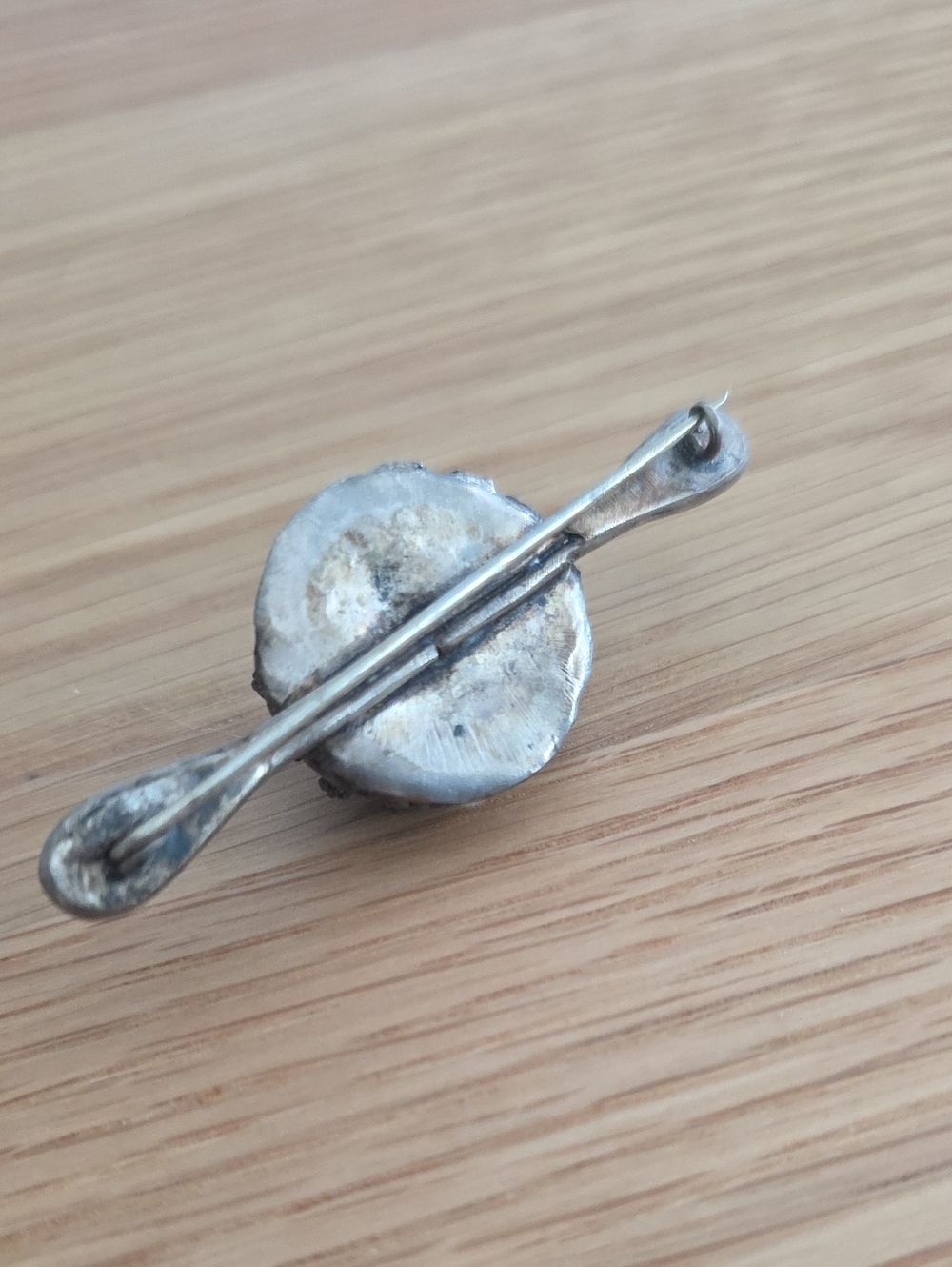 vintage filigree brooch featuring a delicate silver dome design - Picture 3 of 4